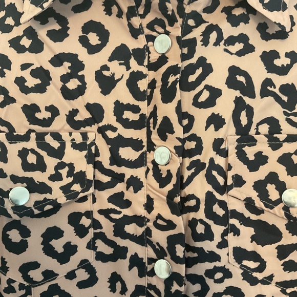 New XL. Women’s Leopard  button up shirt with long sleeves and two front pockets - Picture 4 of 12